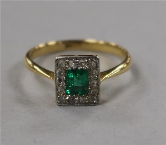 A 1930s/1940s 18ct gold, emerald and diamond cluster tablet ring, size M.